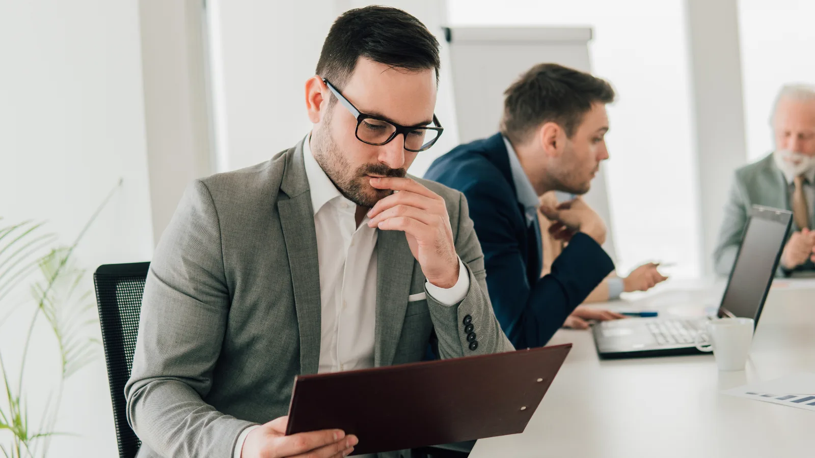 Colaborador lendo uma política corporativa